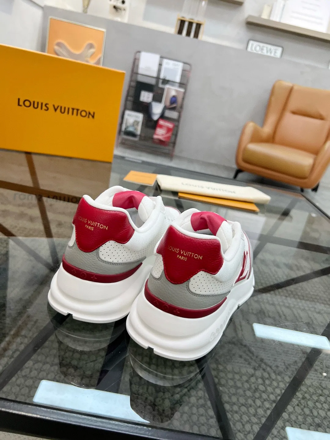 Factory price: 460💰Lv🔍Top purchasing agent🇮🇹 Road The most popular sports shoes for street men are available at the same counter. The uppers are imported cowhide fabrics from Italy, high-quality spliced colorful and complex handicrafts, imported comfortable mesh linings, soles: original soles specially provided by the original factory, T men's men's shoes 💰U foam exclusive movable molded soles are super comfortable, original factory and single goods, 🔍🔍high quality, you can enter and exit the counter at will, welcome to compare, code number 38-44, (45 customized)